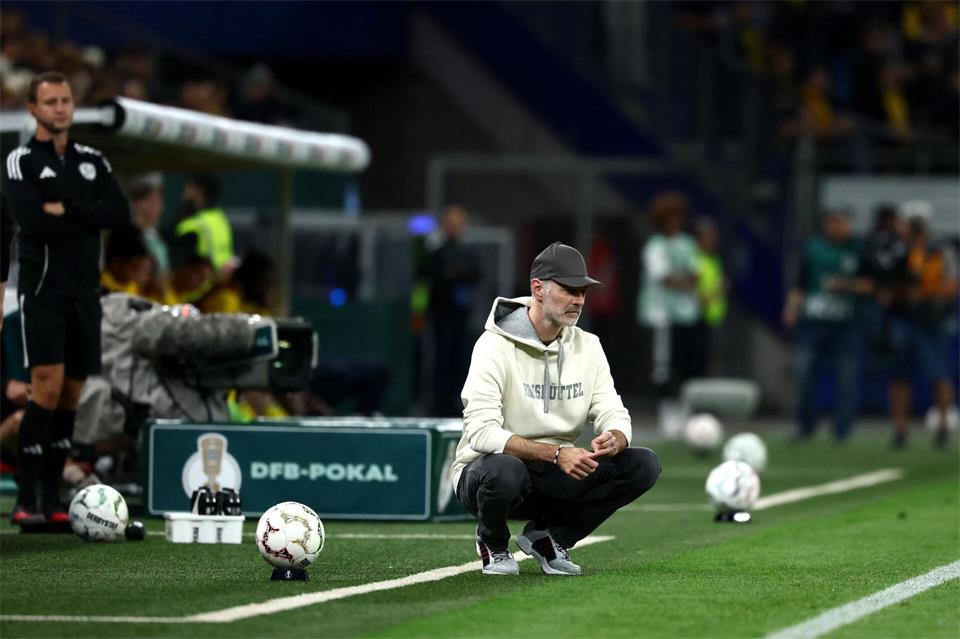 Durfte trotz der deutlichen Niederlage stolz auf sein Team sein: HEBC-Trainer Philipp Obloch.  Christian Charisius/dpa