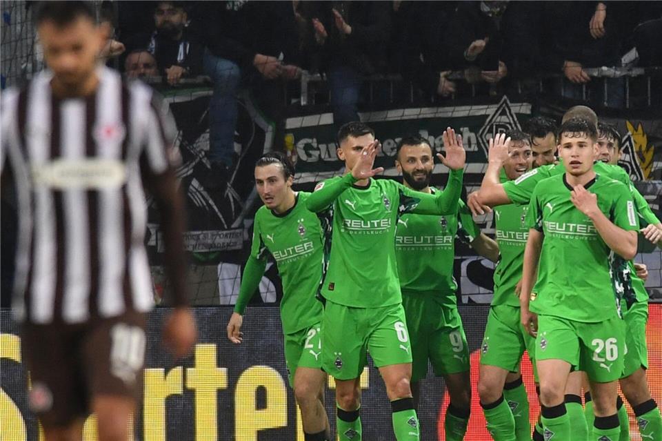 FC Bayern dominiert Topspiel - Gladbach gewinnt erstmals Durften endlich mal jubeln: Die Spieler von Borussia MönchengladbachDaniel Bockwoldt/dpa