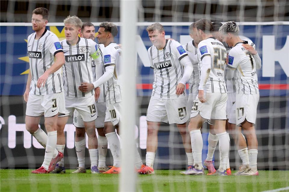 Durften in Paderborn jubeln: Die Profis der SV Elversberg.Bernd Thissen/dpa