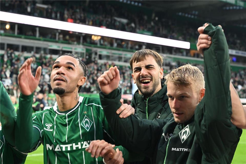 Durften sich endlich wieder feiern lassen: Werders Torschütze Jovan Milosevic (M) mit Justin Njinmah (l) und Marco Grüll   Carmen Jaspersen/dpa