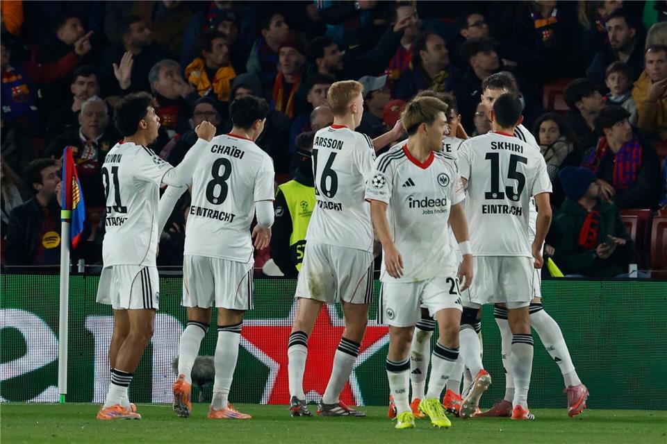 Durften vor der Pause jubeln: Die Profis von Eintracht Frankfurt. Joan Monfort/AP/dpa