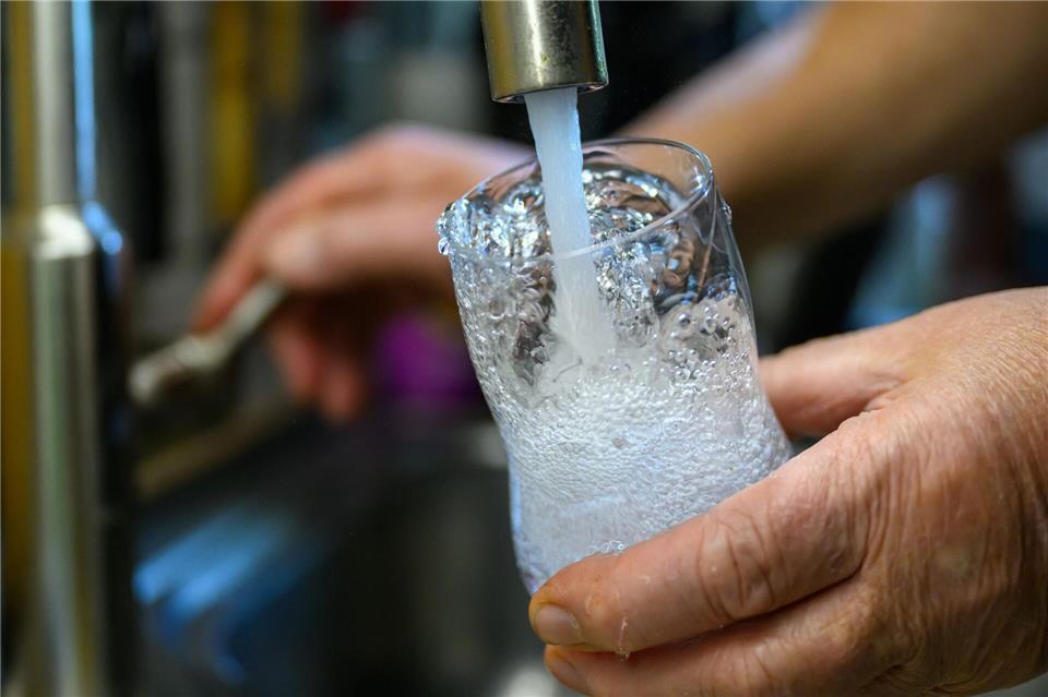Durstlöscher aus der Leitung: Wasser zum Trinken sollte immer erst so lange aus dem Hahn laufen, bis es kühl wird.picture alliance/dpa