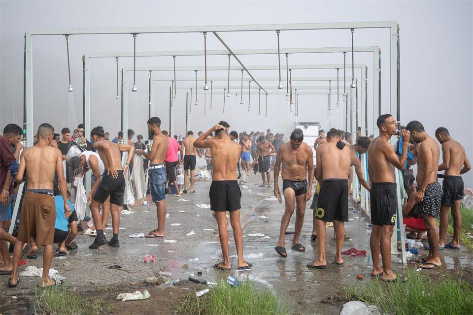 Duschen am Trampolin Beach - Migranten in CeutaMarcos Moreno/EUROPA PRESS/dpa