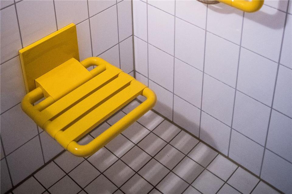 Duschen ohne Stolperfallen: Ein an der Wand montierter Klappsitz macht die Körperpflege auch für ältere Menschen sicherer.picture alliance / dpa Themendienst