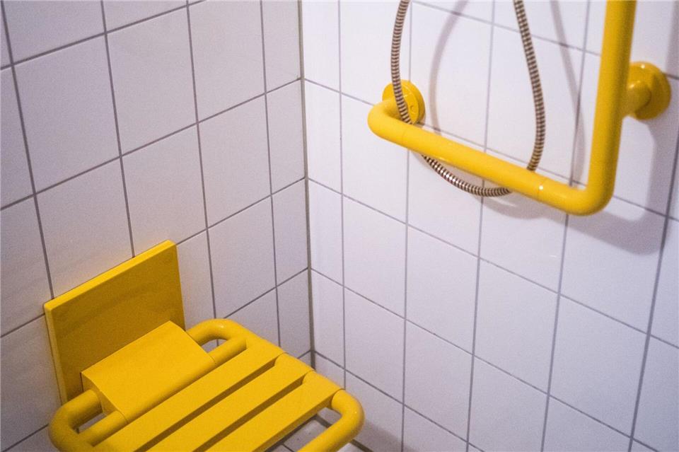 Duschsitz und Haltegriff: Mit vergleichsweise kleinen Umbaumaßnahmen kann ein Badezimmer oft schon altersgerechter werden. picture alliance / dpa Themendienst