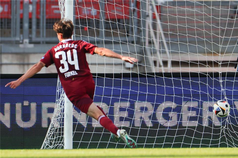 Dustin Forkel wird vom 1. FC Nürnberg für ein Jahr nach Regensburg verliehen.Daniel Karmann/dpa