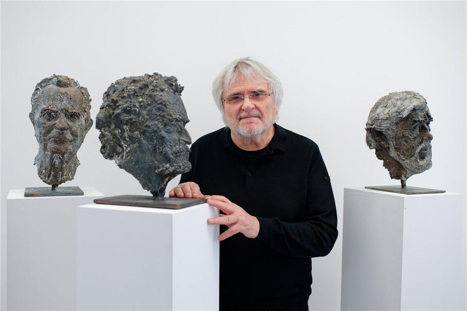 Duttenhoefer mit den Skulpturen von Niedecken (m), Reitz (l) und Adorf (r).Uwe Anspach/dpa