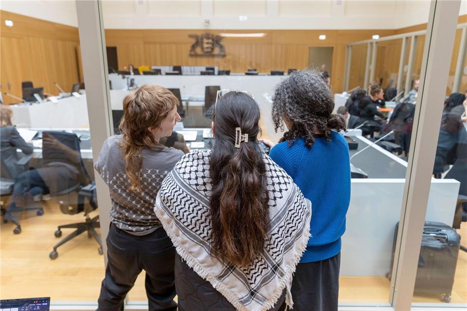 Dutzende Anhänger waren zum Prozessauftakt gekommen.Julian Rettig/dpa