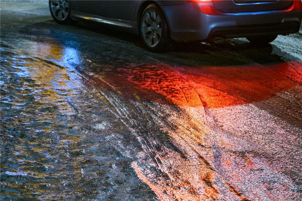 Dutzende Autos kamen von vereisten Straßen ab. Patrick Pleul/dpa