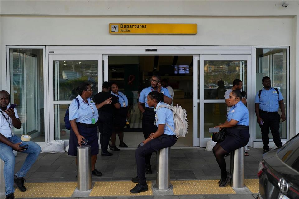 Dutzende Flüge wurden annulliert: Die Rückreise verzögert sich für viele Touristen.Matias Delacroix/AP/dpa