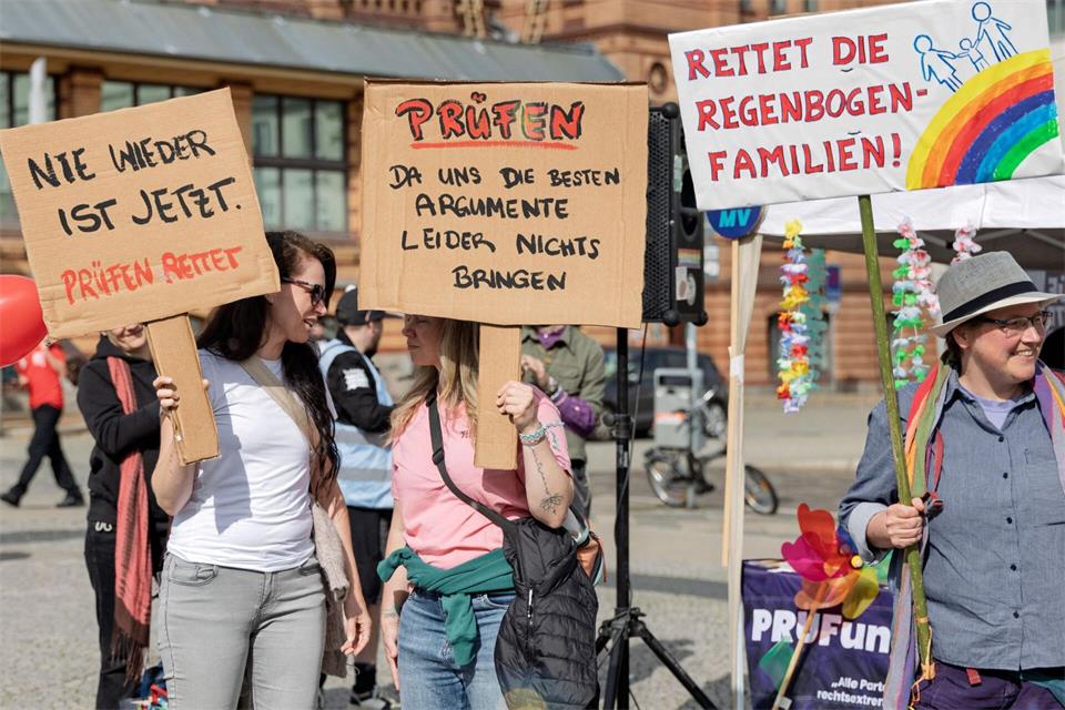 Dutzende Menschen haben in Schwerin für eine Überprüfung der AfD durch das Bundesverfassungsgericht demonstriert.Markus Scholz/dpa