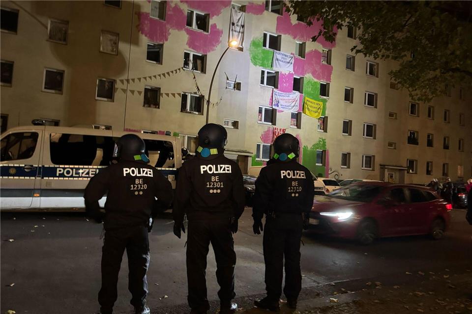 Dutzende Menschen wehren sich in Berlin-Mitte gegen die Räumung von teilweise besetzten Häusern.Sven Kaeuler/dpa