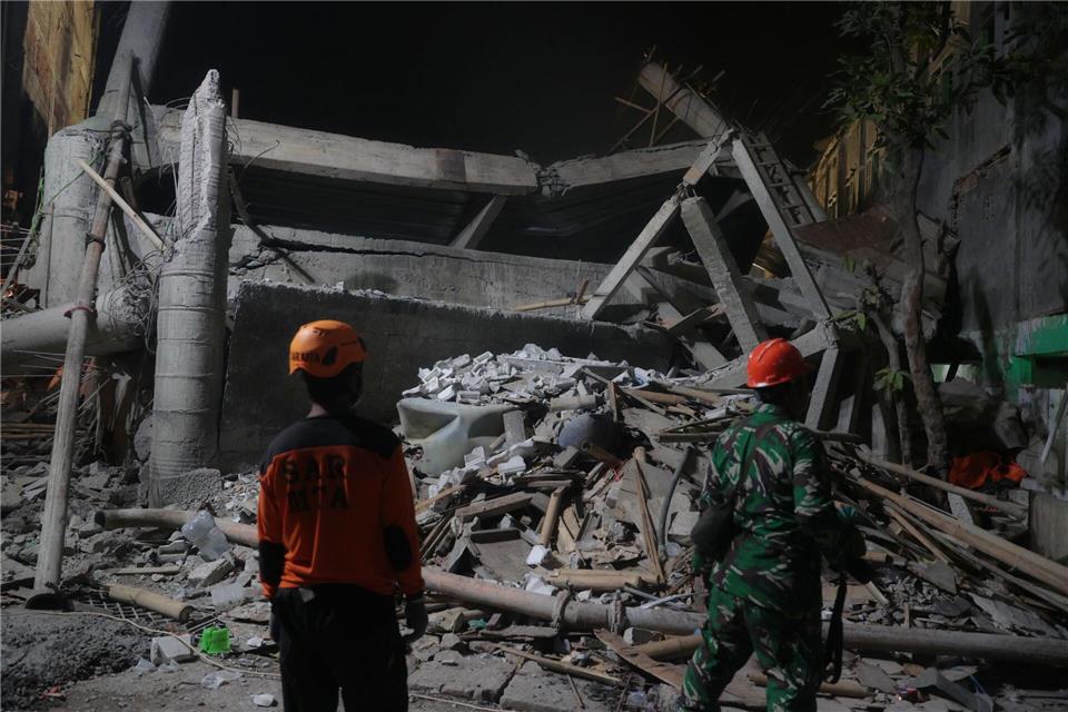 Tote und Vermisste nach Einsturz von Schule in Indonesien Dutzende Menschen werden noch unter den Trümmern vermisst.Trisnadi/AP/dpa