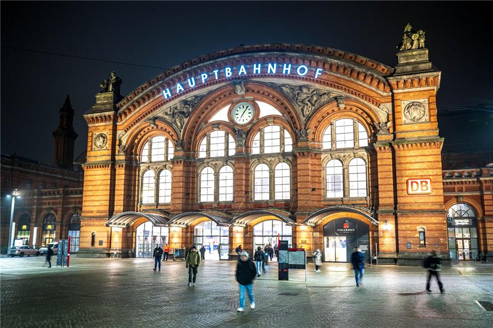 Dutzende Menschen wurden am Hauptbahnhof kontrolliert. (Archivbild)Sina Schuldt/dpa
