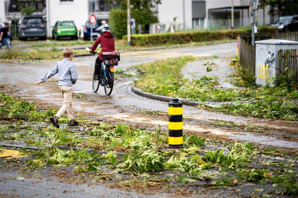 Dutzende Menschen wurden durch Hagel verletzt.Claudio Thoma/KEYSTONE/dpa