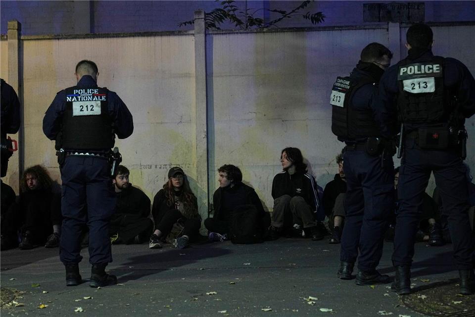 Dutzende Menschen wurden in Paris festgenommen.Thibault Camus/AP/dpa
