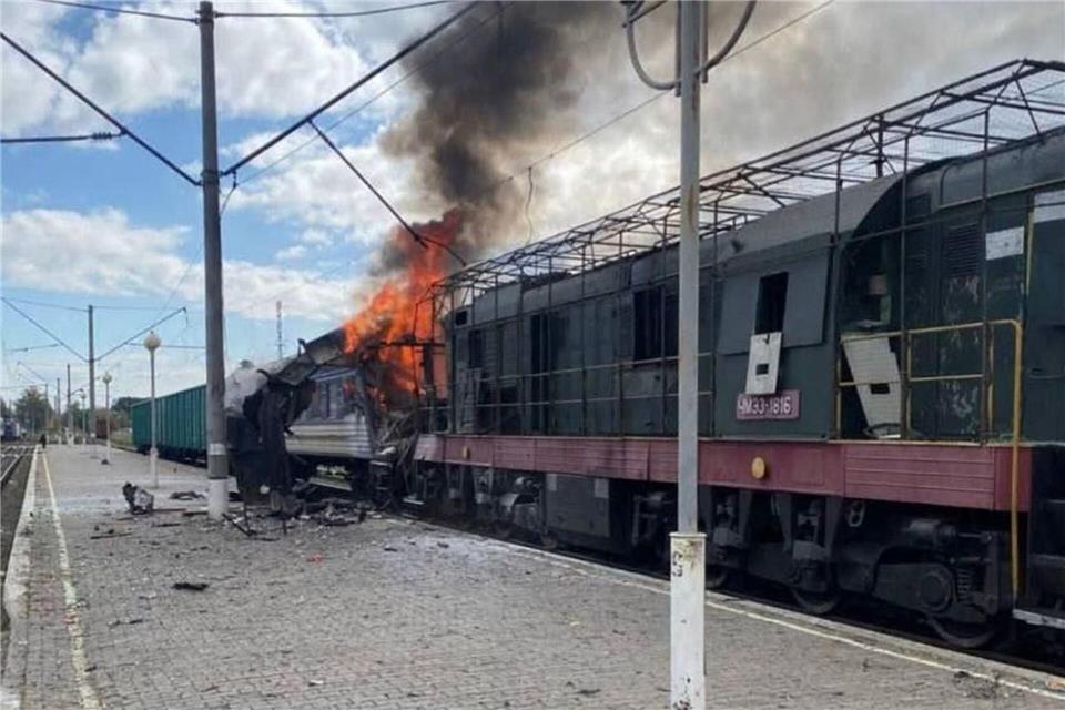 Dutzende Passagiere wurden bei dem Angriff auf einen Bahnhof in Schostka verletzt.Uncredited/Ukrainian Railway Press Office via AP/dpa