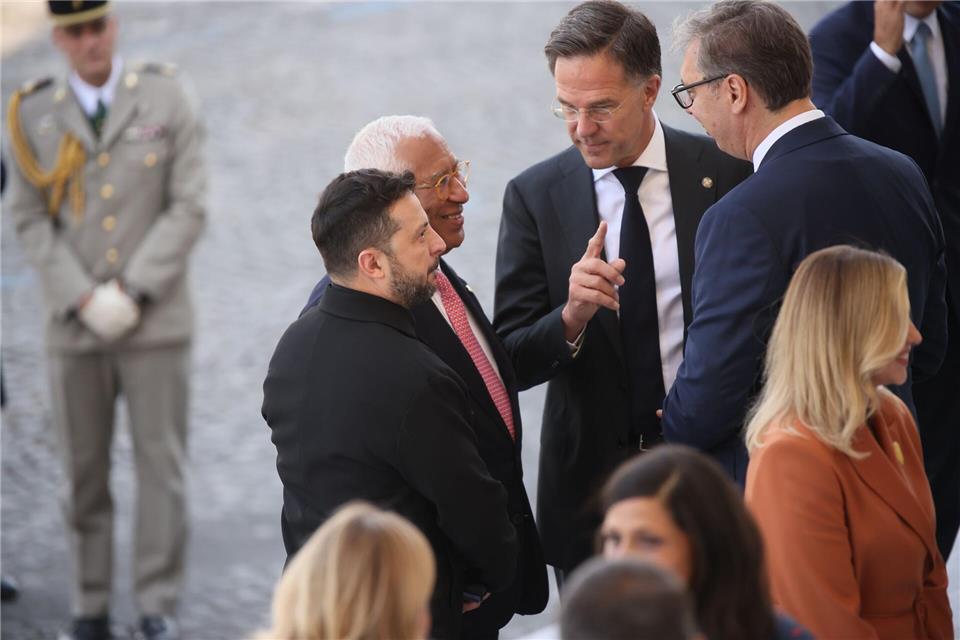 Dutzende Staats- und Regierungschef saßen gemeinsam mit dem ukrainischen Präsidenten Wolodymyr Selenskyj auf der Ehrentribüne der Pariser Parade.Thomas Padilla/AP/dpa