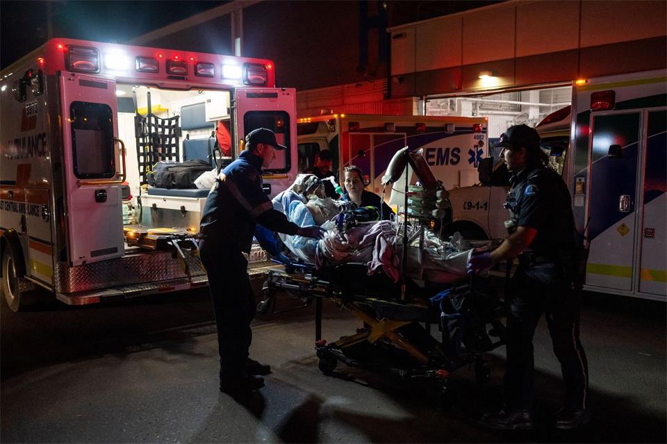 Dutzende erlitten Verletzungen. John Ulan/The Canadian Press/AP/dpa