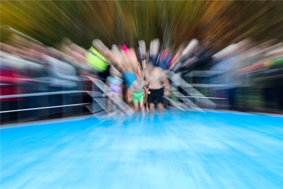 Dutzende gingen zum Anbaden bei nur zehn Grad kaltem Wasser ins neue Schwimmbecken. Frank Molter/dpa