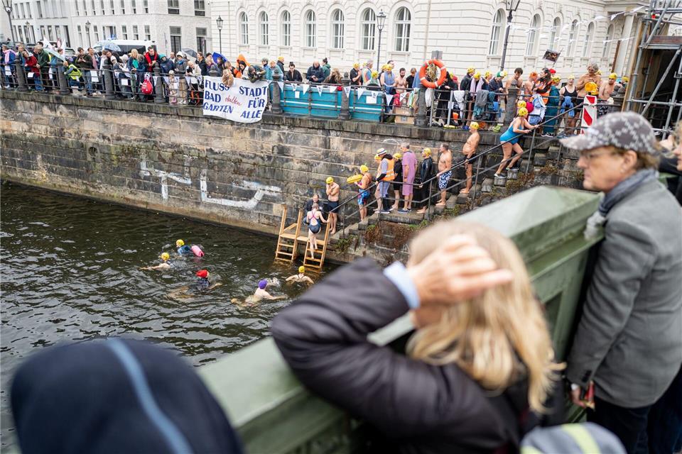Dutzende wagten sich bei herbstlichen Temperaturen in den Spreekanal, um gegen das Badeverbot in der Spree zu demonstrieren.Fabian Sommer/dpa