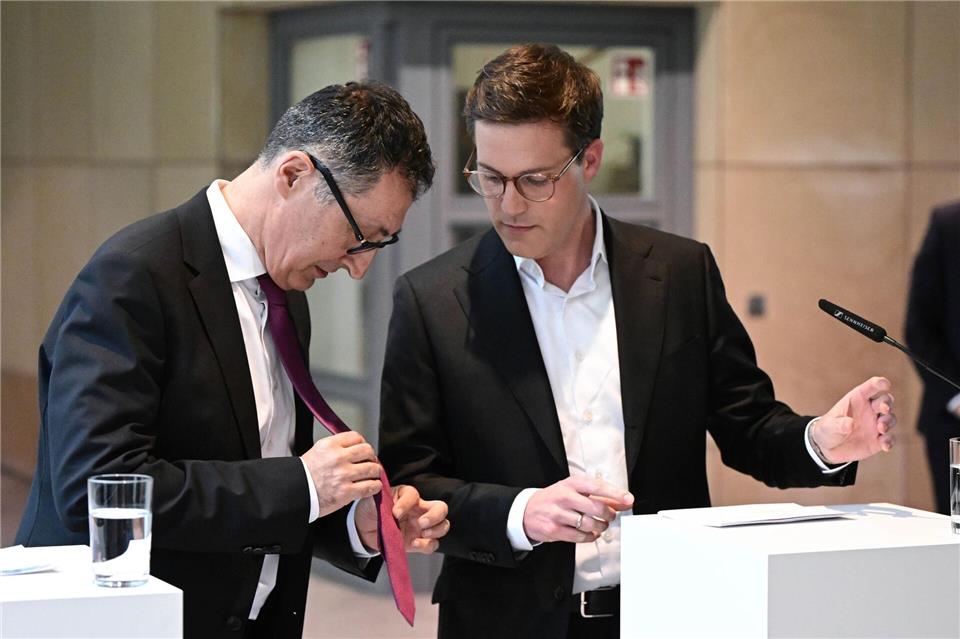 Duzen sich nach wochenlangen Verhandlungen jetzt auch: Grünen-Frontmann Cem Özdemir und CDU-Landeschef Manuel Hagel.Bernd Weißbrod/dpa