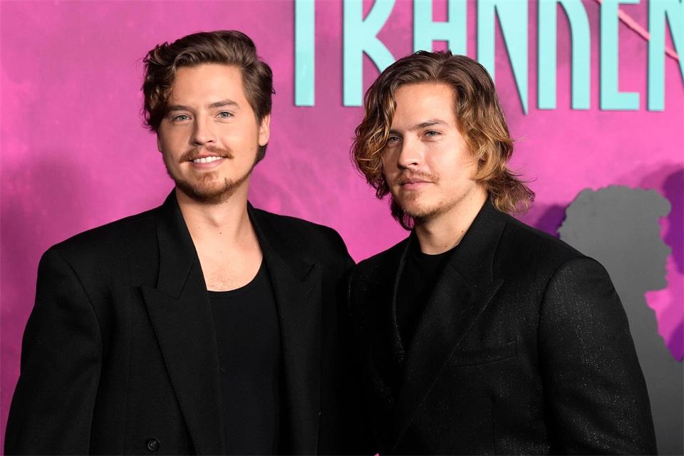 Dylan Sprouse (r) wurde mit seinem Bruder Cole Sprouse (l) zum Disney-Star. (Archivbild)Chris Pizzello/Invision via AP/dpa