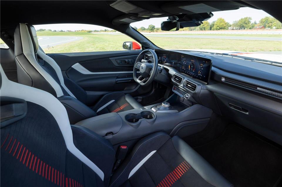 Dynamisch, aber...der Tester moniert die im Vergleich zu den überragenden sportlichen Leistungen durchschnittliche Materialauswahl und lieblose Gestaltung im Cockpit.Ford/dpa-tmn
