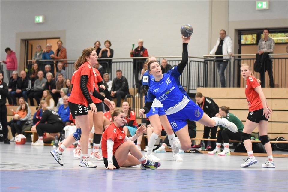 Dynamisch und erfolgreich: In doppelter Unterzahl setzt sich hier Borkens Sarah Milsom-van de Loecht gegen die überforderte Lobbericher Abwehr durch.