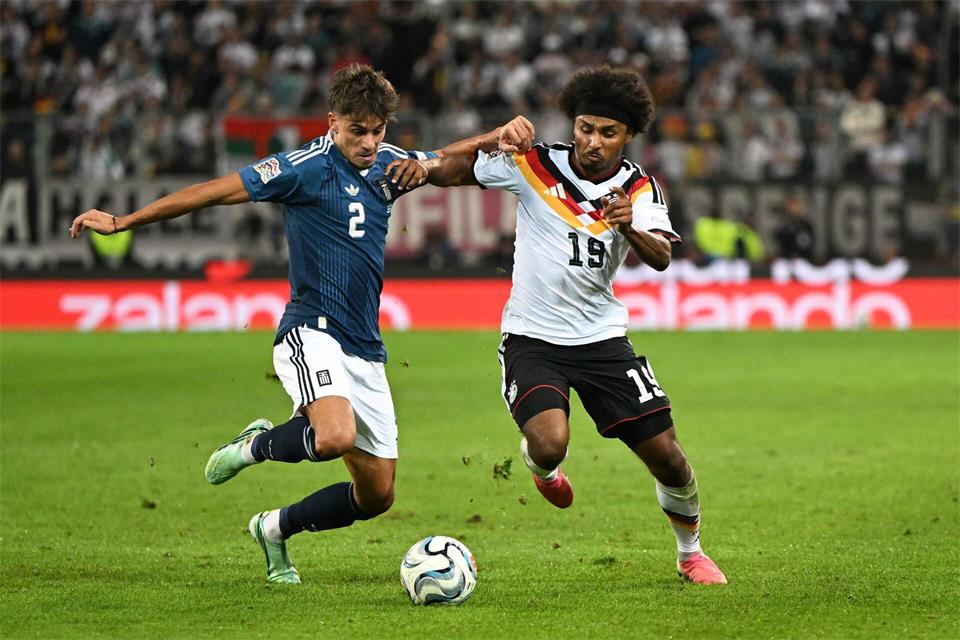 Dynamisch unterwegs auf dem Flügel: Karim Adeyemi (r). Sven Hoppe/dpa