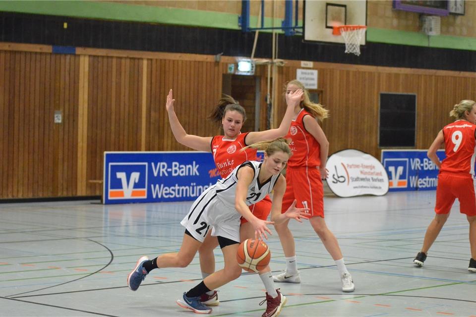 Dynamischer Antritt zum Korb: Johanna Heinz (vorne) machte mit ihrem RC Borken-Hoxfeld aber auch einen großen Schritt Richtung Landesliga-Meisterschaft.