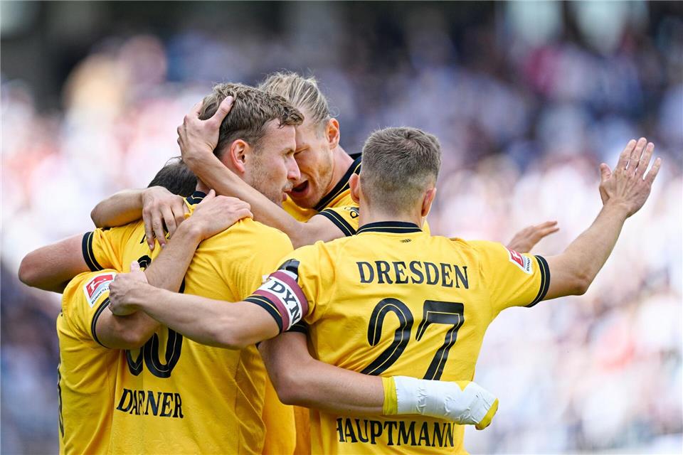 Dynamo Dresden durfte in Elversberg zweimal jubeln.Uwe Anspach/dpa