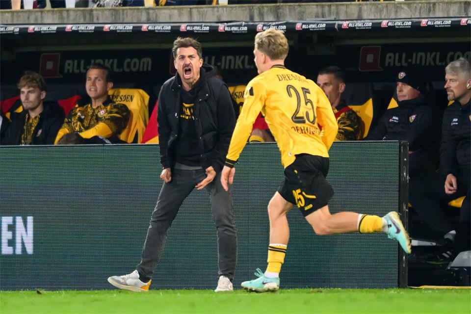 Dynamo Dresdens Trainer Thomas Stamm (l) und Jonas Oehmichen gehen nun getrennte Wege. (Archivbild)Robert Michael/dpa