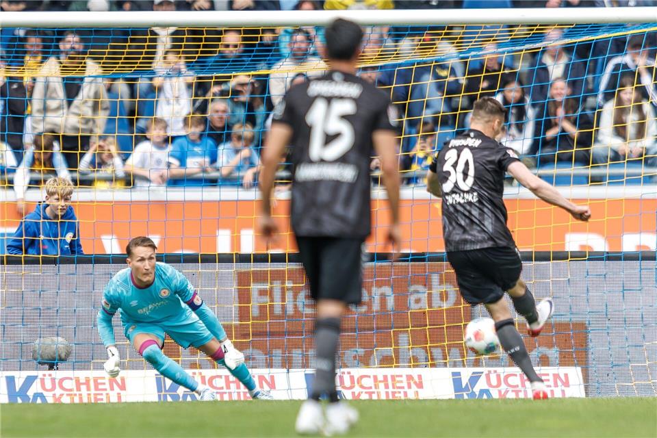 Dynamo-Kapitän Stefan Kutschke (r) scheitert an Torwart Ron-Thorben Hoffmann (l, Eintracht Braunschweig) mit einem Elfmeter.Andreas Gora/dpa