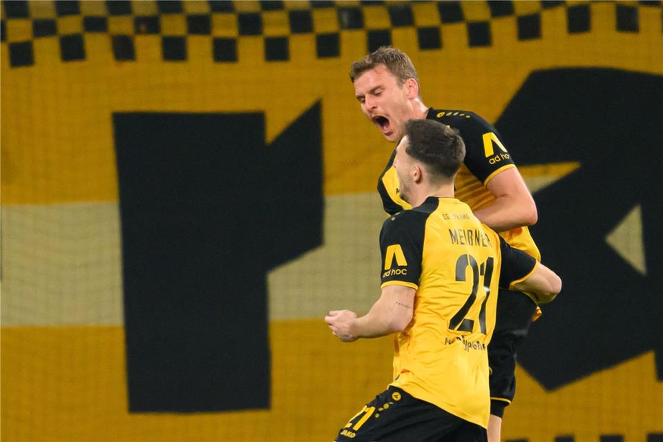 Dynamos Robin Meißner (vorn) jubelt nach seinem Tor zum 3:0 mit Christoph Daferner.Robert Michael/dpa/ZB