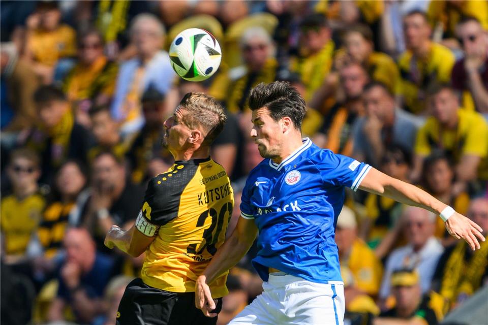 Dynamos Stefan Kutschke (l) gegen Rostocks Ahmet Gürleyen.Robert Michael/dpa/ZB