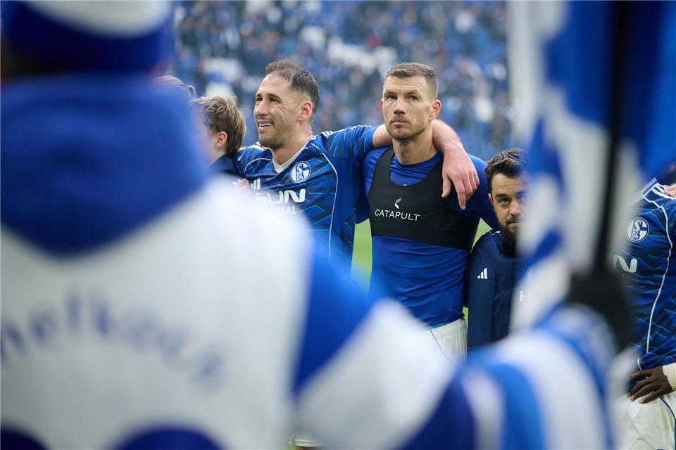 Dzeko (r) ist nun auch spielerisch auf Schalke angekommen.Bernd Thissen/dpa