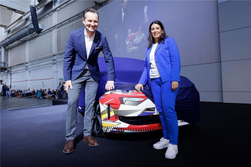 E-Auto im Polo-Format: Markenchef Thomas Schäfer und Betriebsratsvorsitzende Daniela Cavallo geben einen ersten Ausblick auf das Modell. (Handout-Foto)Roland Niepaul/Volkswagen AG/dpa