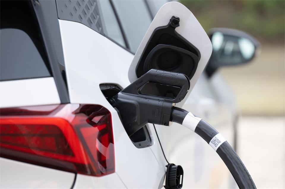 E-Autos sind auf dem Vormarsch. Das bidirektionelle Laden würde es ermöglichen, den im Auto gespeicherten Strom auch wieder zurück ins heimische oder öffentliche Netz zu speisen.