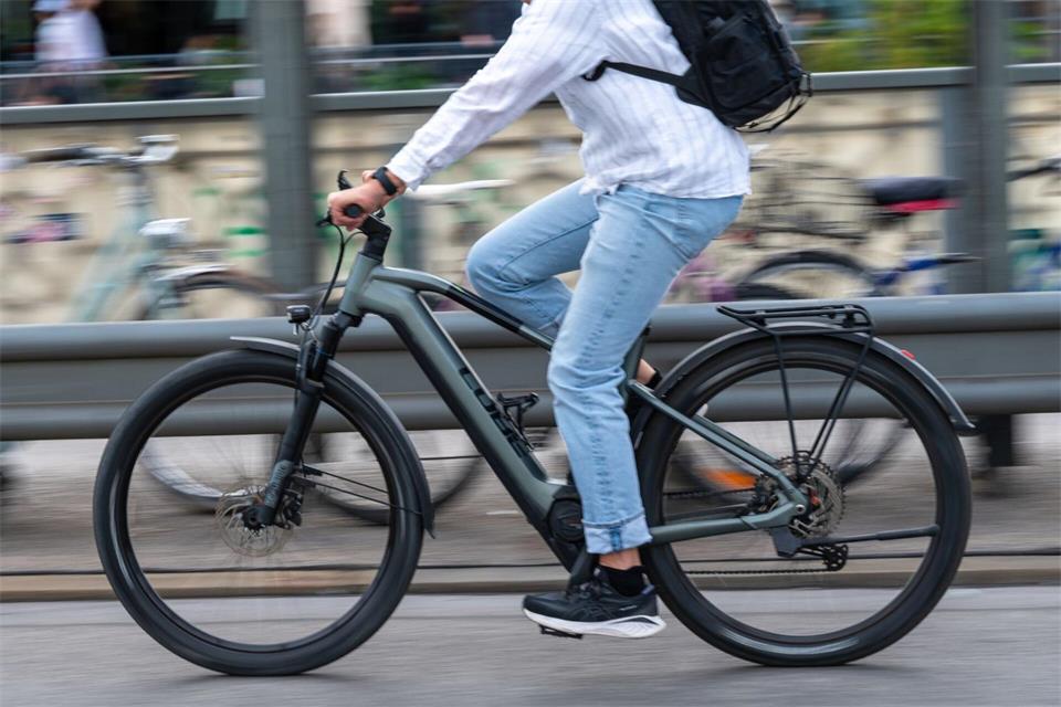E-Bikes boomen, doch in Magdeburg und Halle bleibt die Nutzung niedrig. Liegt das am Diebstahlrisiko? (Symbolbild)Leonie Asendorpf/dpa