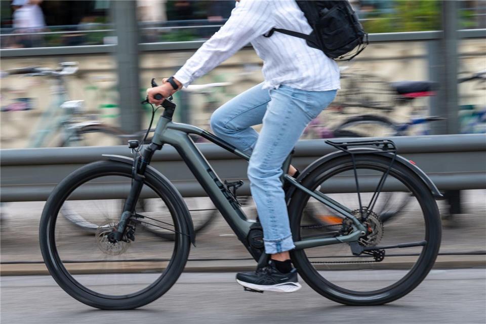 E-Bikes sind auch in Thüringen auf dem Vormarsch - jeder Vierte ist laut einer Umfrage des Energieanbieters Eon elektrisch unterwegs. (Symbolbild)Leonie Asendorpf/dpa