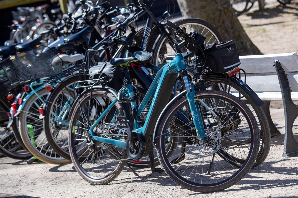 E-Bikes sind in Brandenburg seltener zu sehen als in Niedersachsen, NRW und Bayern – jedoch deutlich häufiger als in Berlin. (Symbolbild)Stefan Sauer/dpa