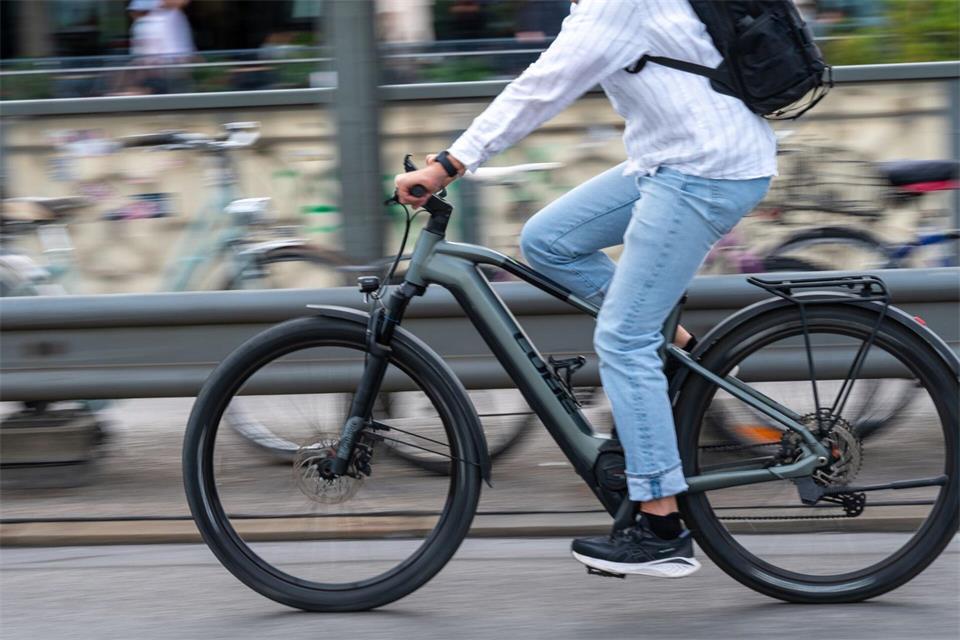 E-Bikes und Pedelecs sind in Berlin verhältnismäßig selten im Straßenverkehr zu sehen, sehr viel häufiger dagegen in Niedersachsen, NRW und Bayern. (Symbolbild)Leonie Asendorpf/dpa
