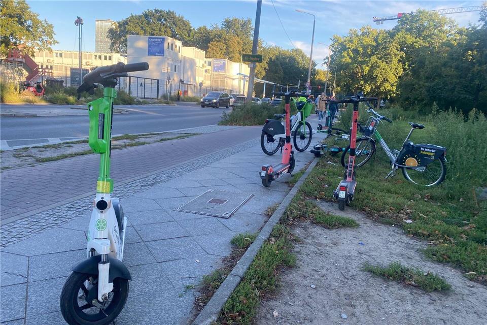 E-Roller verschiedener Anbieter liegen und stehen auf dem Gehweg in Berlin-Kreuzberg. (Symbolbild)Anja Mia Neumann/dpa
