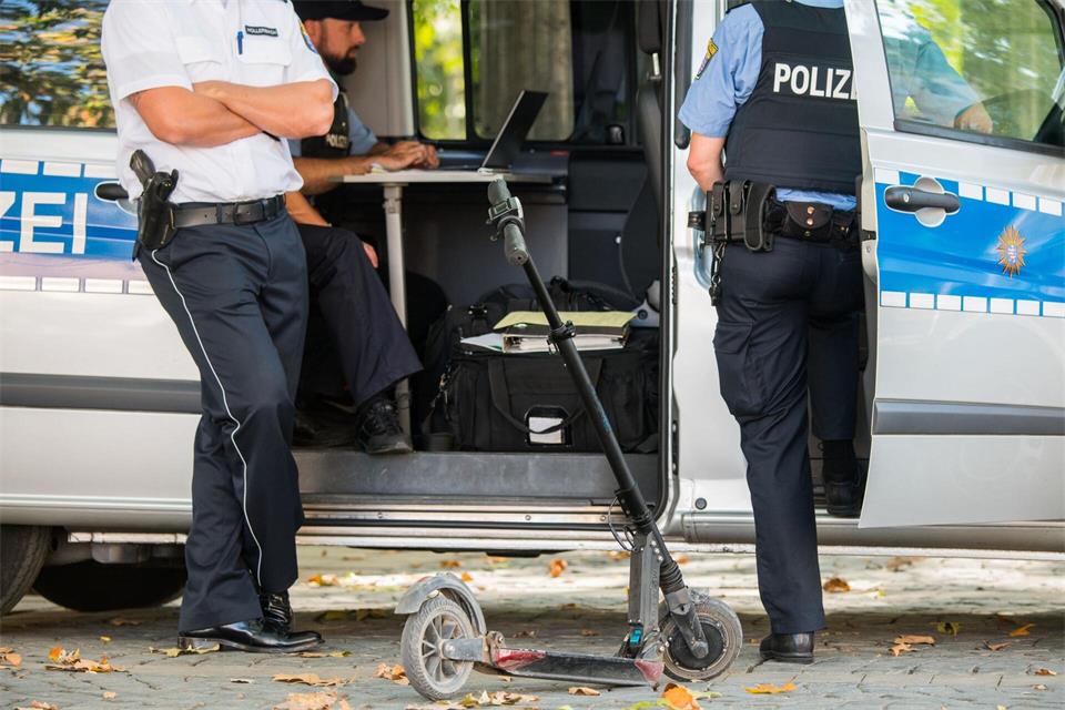 E-Scooter darf man ab 14 Jahren fahren. (Symbolbild)Andreas Arnold/dpa