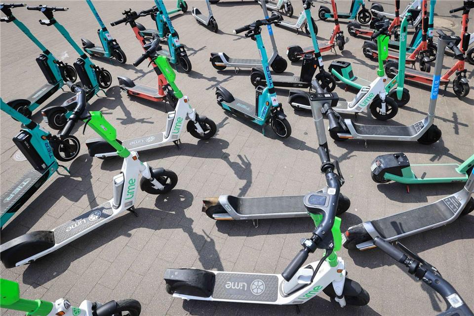 E-Scooter spalten die Gemüter: Die einen nervt es, dass sie auf dem Gehweg rumstehen – die anderen finden sie ungemein praktisch, um schnell voranzukommen.picture alliance/dpa