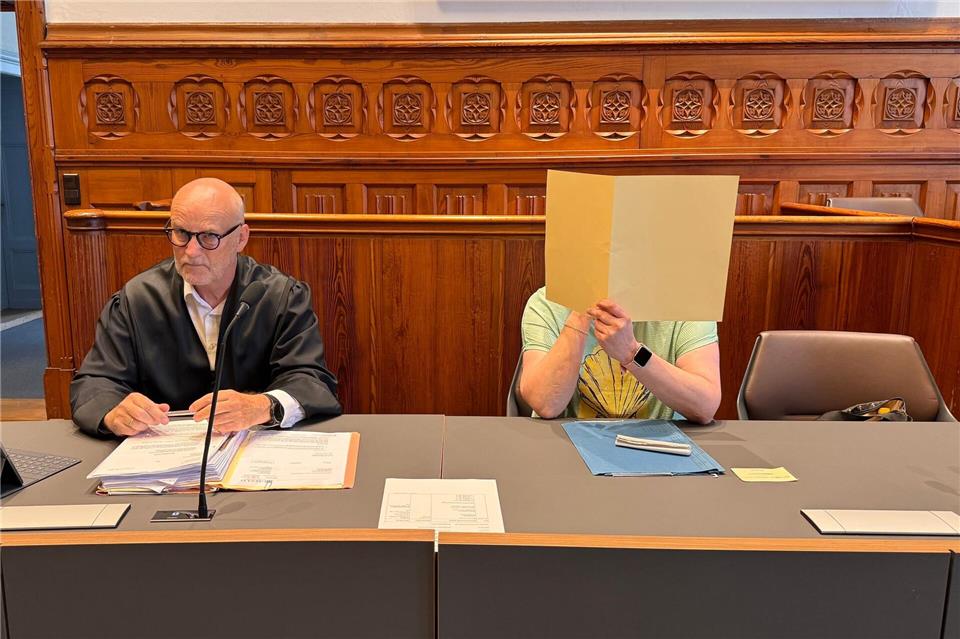 EIne 44-Jährige (r.) soll in Schleswig versucht haben, ihre Expartnerin zu töten. (Archivbild)Birgitta von Gyldenfeldt/dpa