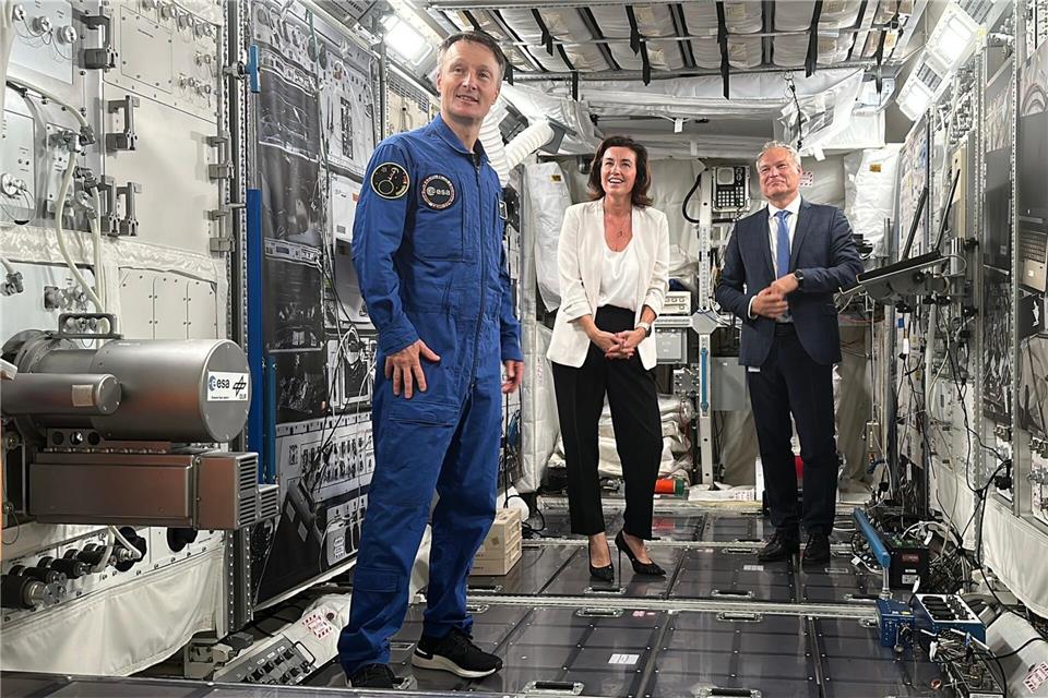 ESA-Astronaut Matthias Maurer (l-r), Bundesforschungsministerin Dorothee Bär (CSU) und DLR-Vorstand Walther Pelzer im Europäischen Astronautenzentrum EAC der ESA in Köln. Maurer rechnet fest mit der Teilnahme an einer Mondmission im übernächsten Jahr. Jörg Ratzsch/dpa