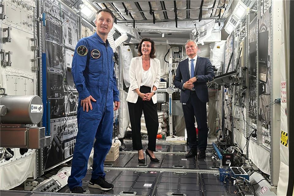 ESA-Astronaut Matthias Maurer (l-r), Bundesforschungsministerin Dorothee Bär (CSU) und DLR-Vorstand Walther Pelzer im Europäischen Astronautenzentrum EAC der ESA in Köln. Maurer rechnet fest mit der Teilnahme an einer Mondmission im übernächsten Jahr.Jörg Ratzsch/dpa