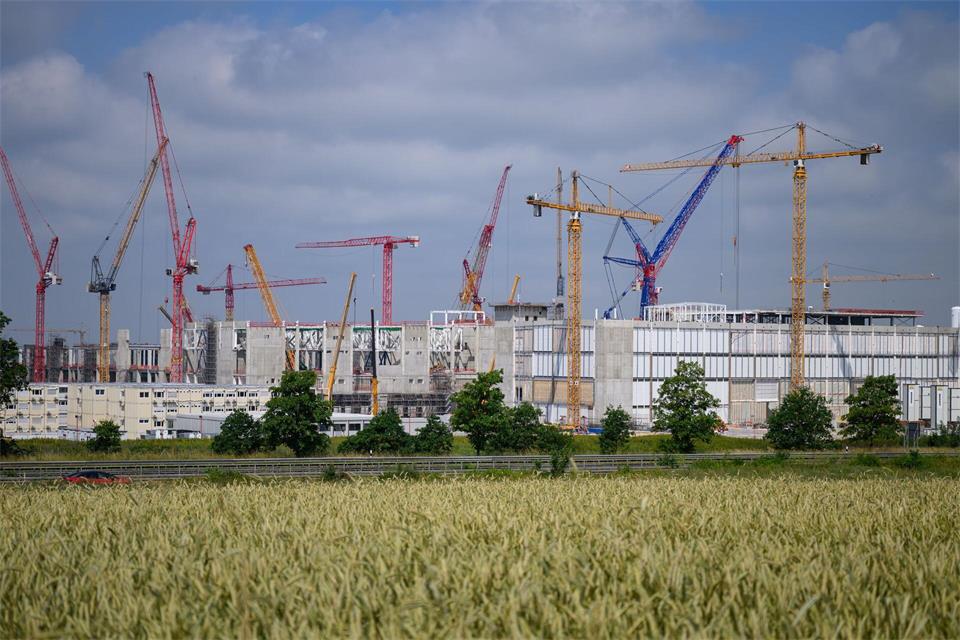 ESMC will die Produktion im kommenden Jahr aufnehmen. (Archivbild)Robert Michael/dpa